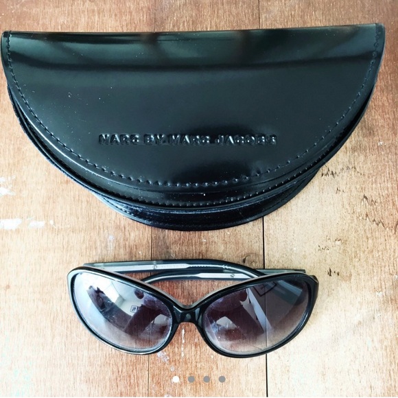 Marc By Marc Jacobs Accessories - Marc by Marc Jacobs oversized black sunglasses